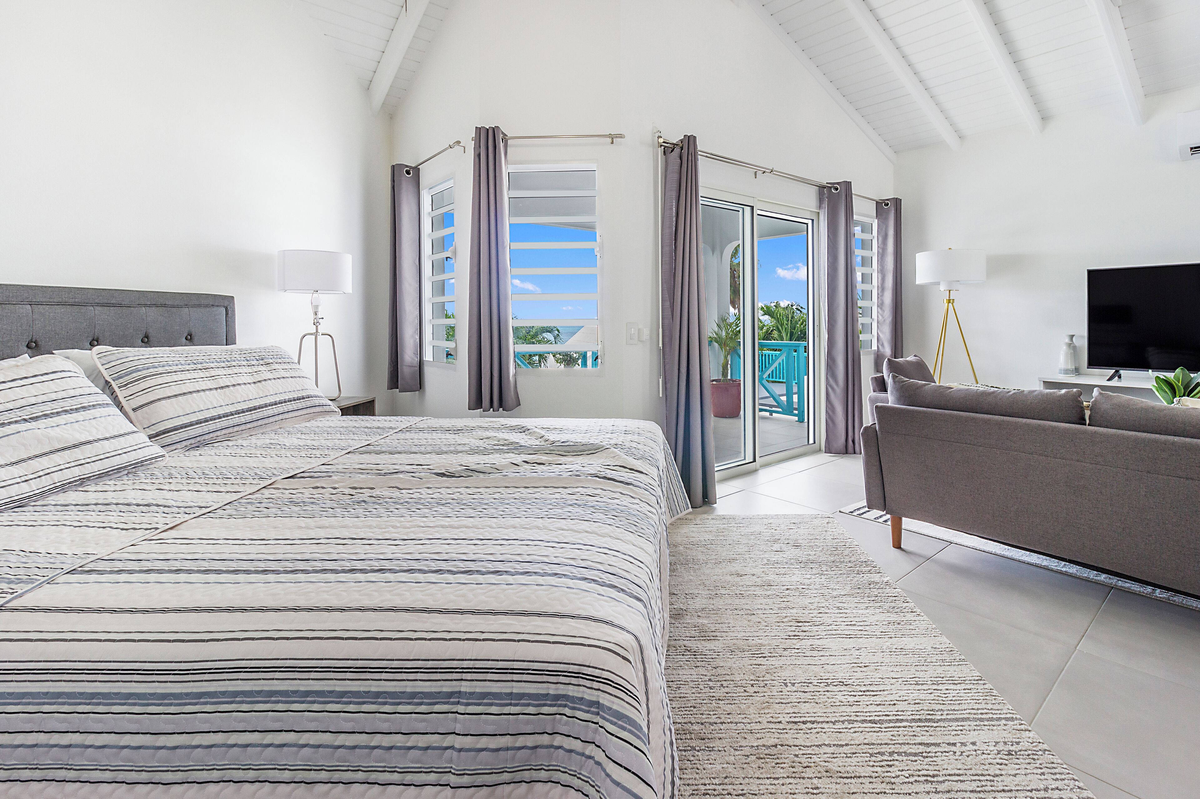 خزنة داخل الغرفة ومكتب ومكواة/لوح كي وواي فاي مجانًا