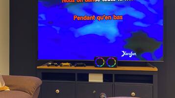 Télévision, cheminée, baby-foot
