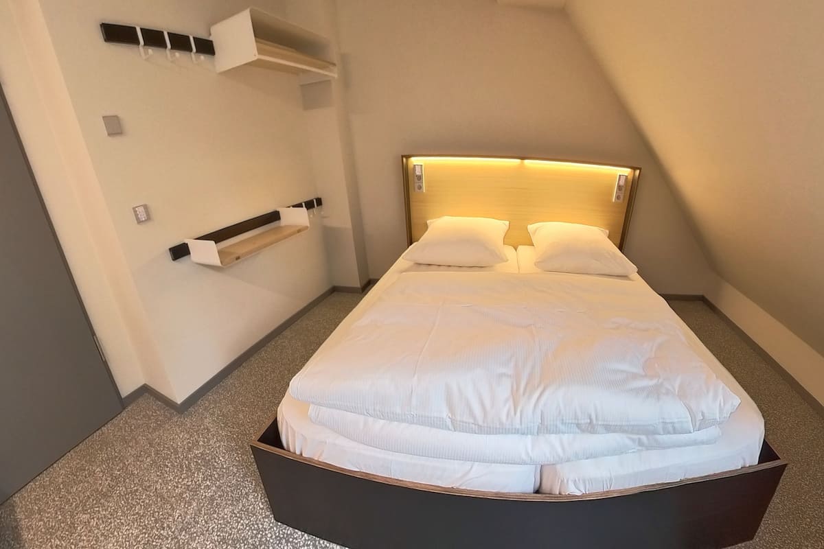 Hypo-allergenic bedding, soundproofing, free WiFi, bed sheets