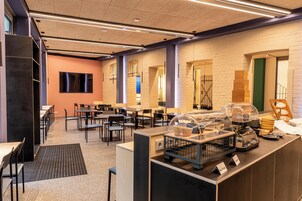 Se ofrece un desayuno bufé (14 EUR por persona)