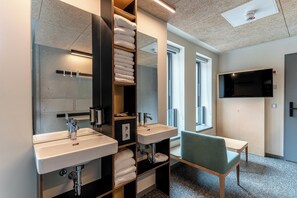 Kamer | Badkamer | Een douche, een haardroger, handdoeken, zeep