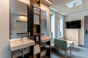 Habitación | Baño | Ducha, secador de pelo, toallas y jabón