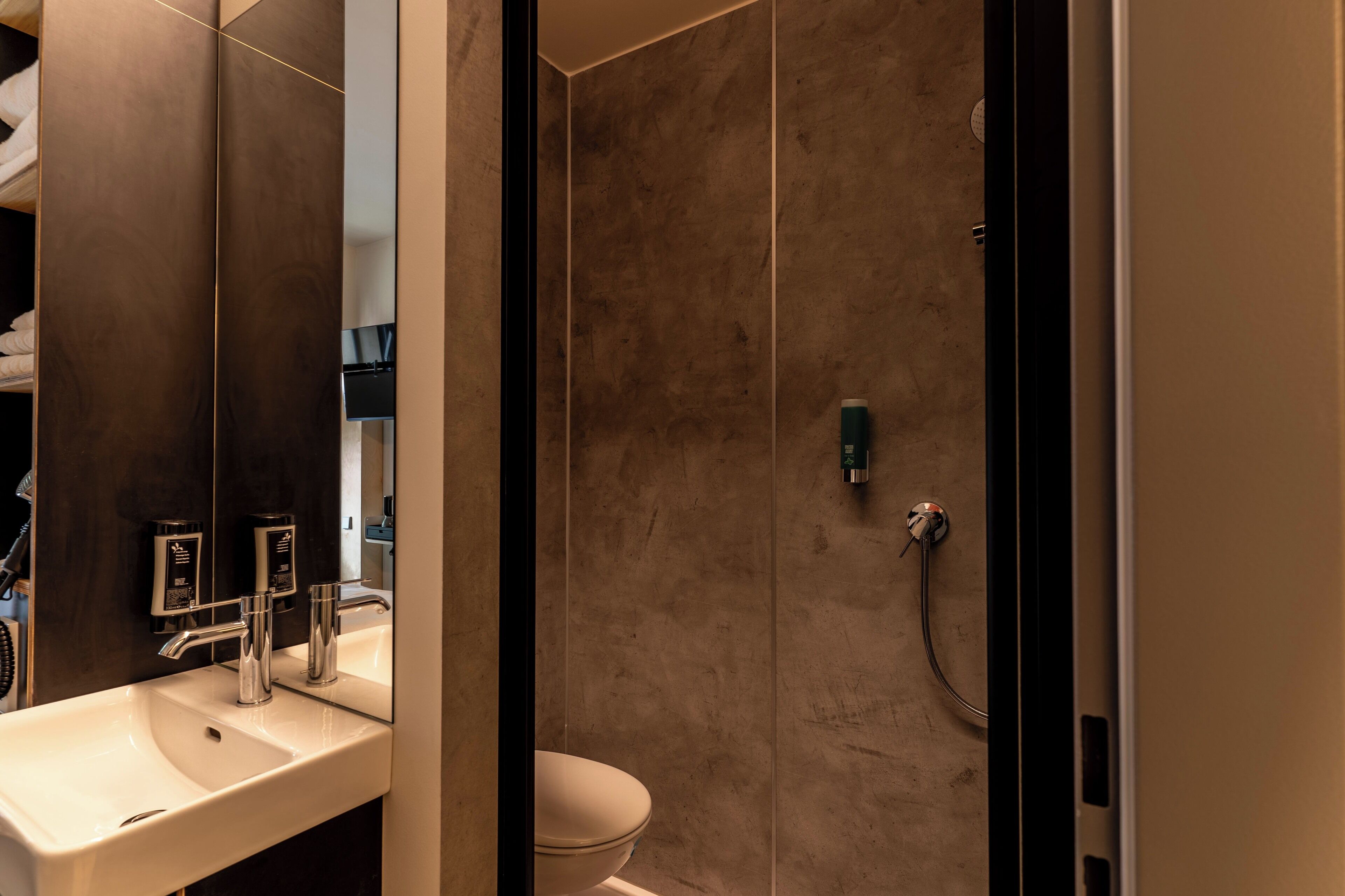 Dreibettzimmer | Badezimmer | Dusche, Haartrockner, Handtücher, Seife
