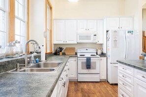 Kylskåp, mikrovågsugn, ugn och spishäll