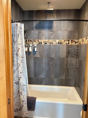 Hair dryer, bidet, towels - Apartment at Fieldstone Manor (Frankfort)
