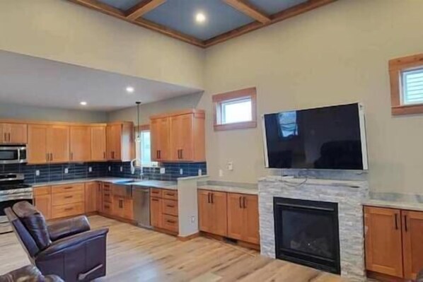 Fridge, microwave, oven, stovetop - Fieldstone Manor Estate (Frankfort)