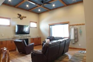 TV, fireplace, table football - Fieldstone Manor Estate (Frankfort)