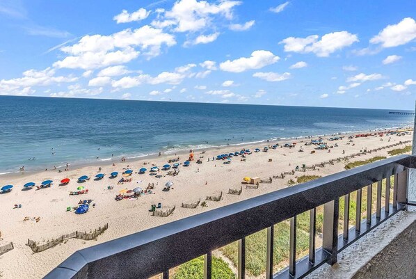 On the beach - Coastal Suite Renovated with Oceanfront Charm (Myrtle Beach)