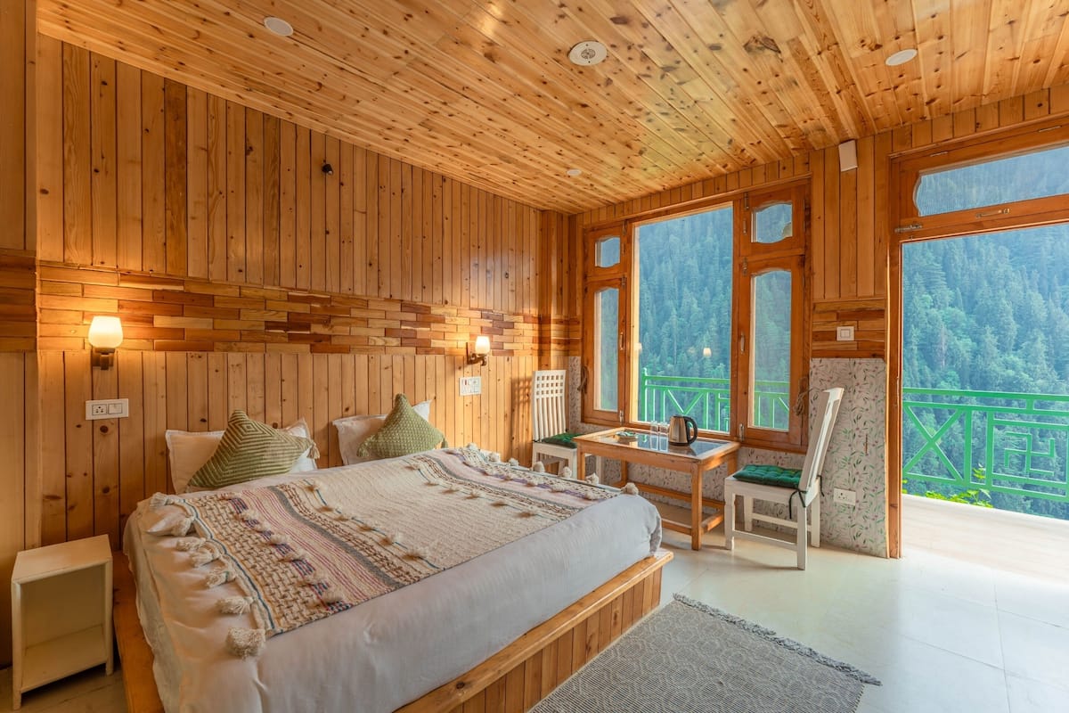 Economy tweepersoonskamer, 1 tweepersoonsbed, balkon, uitzicht op bergen | Luxe beddengoed, gratis wifi, beddengoed