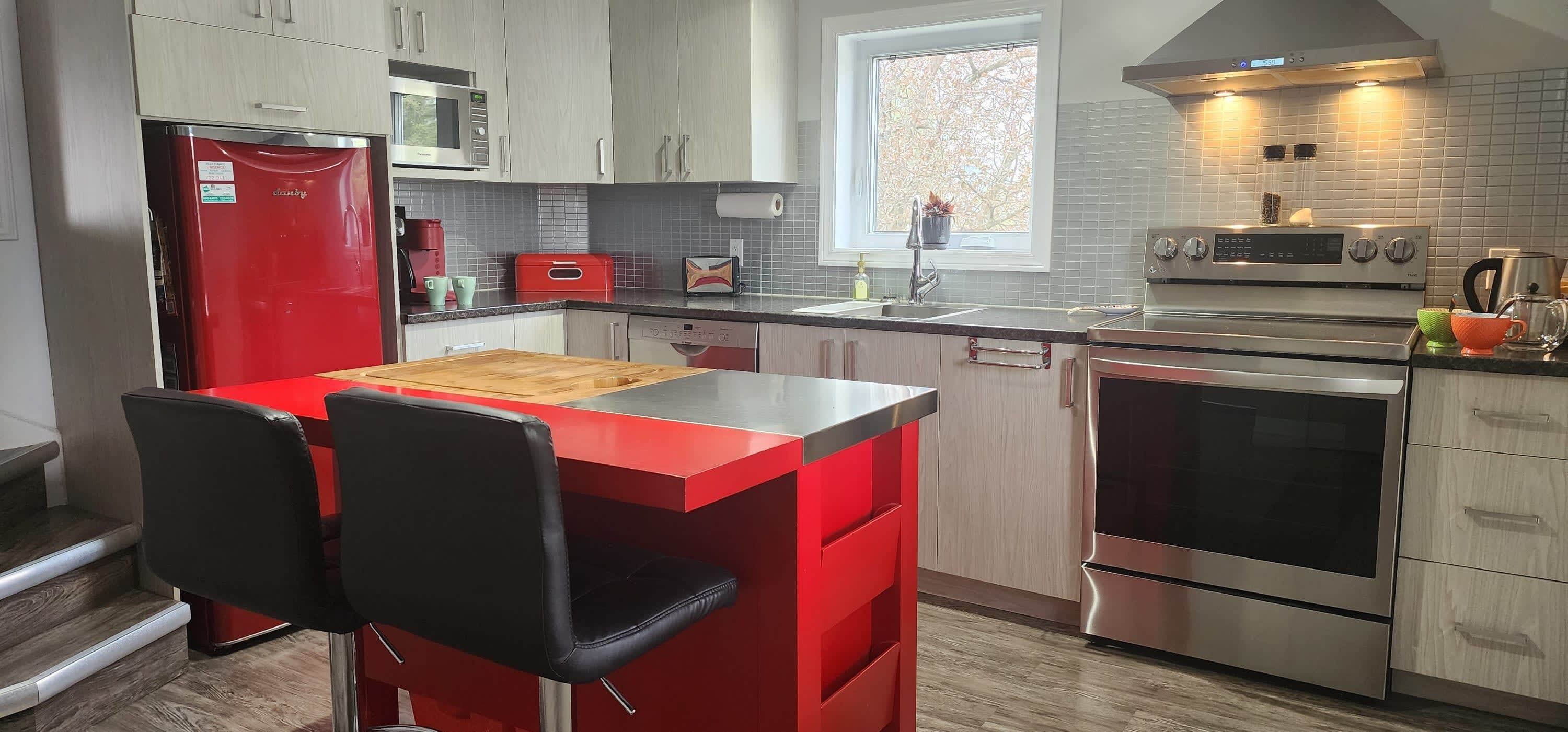 冷蔵庫、電子レンジ、オーブン、コンロ