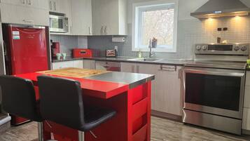 Een koelkast, een microgolfoven, een oven, een kookplaat