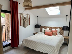 3 habitaciones, tabla de planchar con plancha y ropa de cama