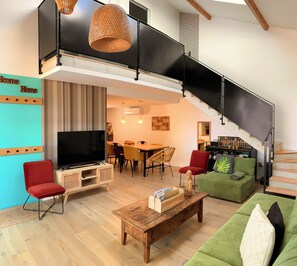 Tavolo da calcetto, libri, impianto stereo