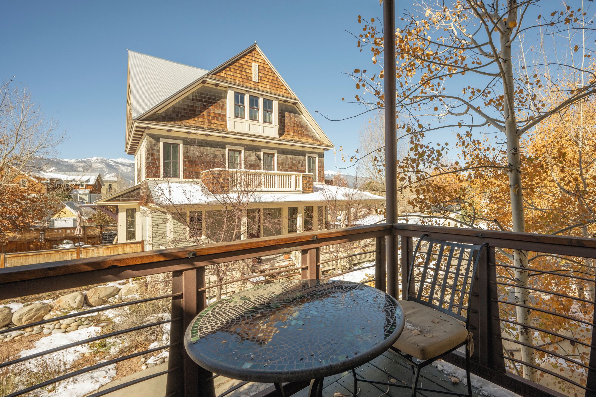 This 1BDR, 1Bath 2nd-floor apartment (with ladder-accessed loft) sleeps 4 guests