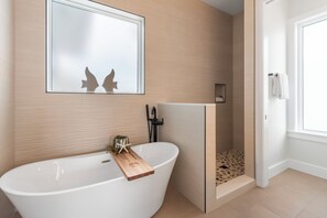 Douche, sèche-cheveux, serviettes fournies