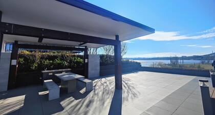 Lakeside apartment, walking distance to foreshore