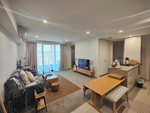 Lakeside apartment, walking distance to foreshore