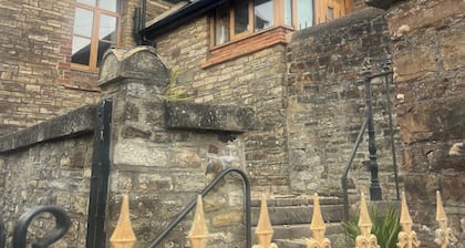 Barnstaple - Apartment- Sleeps 2 - Parking