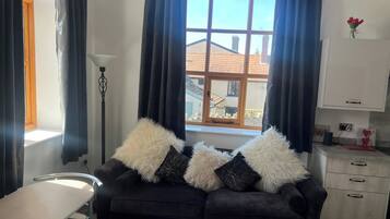 Apartment | Living area | Fireplace