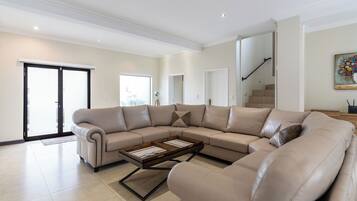 Villa, 6 Bedrooms, Smoking, Balcony | Living area