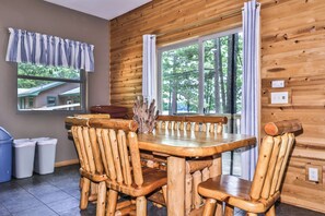 Dining - Estrold's Resort-Maple Cabin (St.Germain)