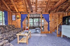 Télévision, cheminée, lecteur de DVD, table de tennis de table