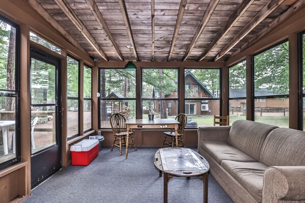 Télévision, cheminée, lecteur de DVD, table de tennis de table