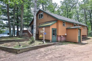 Exterior - Estrold's Cabin- Red Oak Cabin (St.Germain)