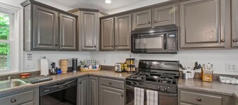 Grand Ridge Grove: 3BR, 2.5BA Gathering Home