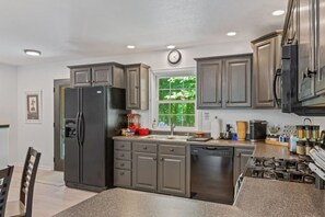 Kühlschrank, Mikrowelle, Ofen, Herdplatte