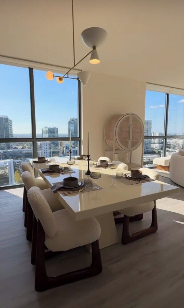 Dining - Luxury sophisticated suite right in the heart of Miami (Miami Beach)