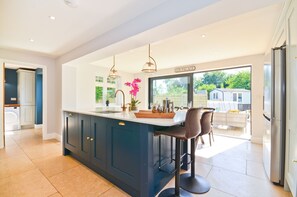 Kühlschrank, Mikrowelle, Ofen, Geschirrspüler