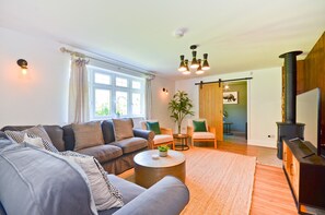 Smart TV, fireplace - Adgestone Villa (Sandown)