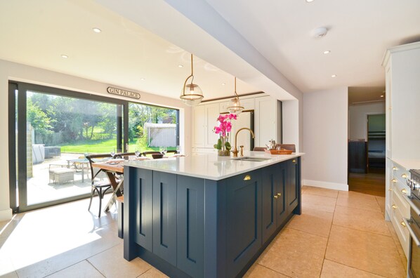 Kühlschrank, Mikrowelle, Ofen, Geschirrspüler