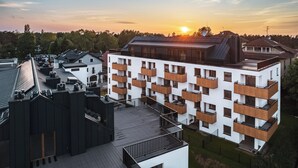 A multi-story residential building with balconies, a flat roof, and a modern architectural style. - Apartamenty Sun & Snow Villa Verona (Mielno)