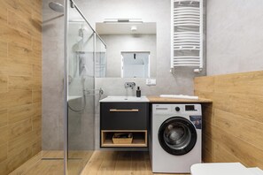 Departamento, 1 habitación, balcón, frente al mar | Baño | Regadera y toallas 