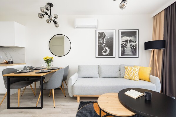 Departamento, 1 habitación, balcón, frente al mar | Sala de estar