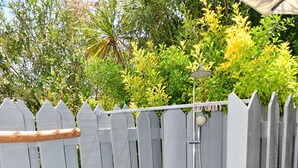 A grey wooden fence with a showerhead attached to it. - Chambres D'hôte A LA Villa DU Grand Large (Biscarrosse)