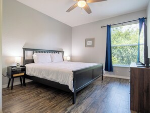1 bedroom, iron/ironing board, WiFi, bed sheets - Amazing View Condo 4 Miles from Disney World with heated pool in Gated Community (Kissimmee)