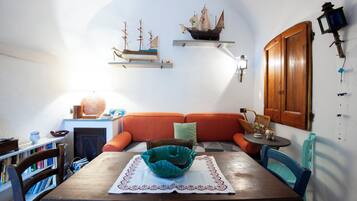 Appartamento | Area soggiorno | TV 35 pollici con canali digitali