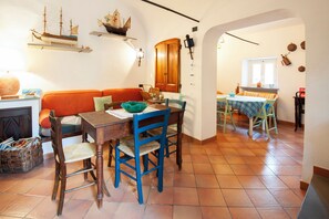 Huoneisto | Oleskelualue | 35–tuumainen televisio, jossa digitaalikanavat