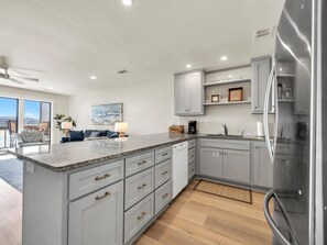 Réfrigérateur, micro-ondes, four, plaque de cuisson