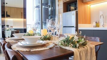 Superior Apartment, Lake View | In-room dining