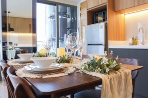 Superior Apartment, Lake View | In-room dining