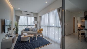 Apartemen Superior, pemandangan kolam renang | Area keluarga | Smart TV 55-inci dengan saluran TV digital