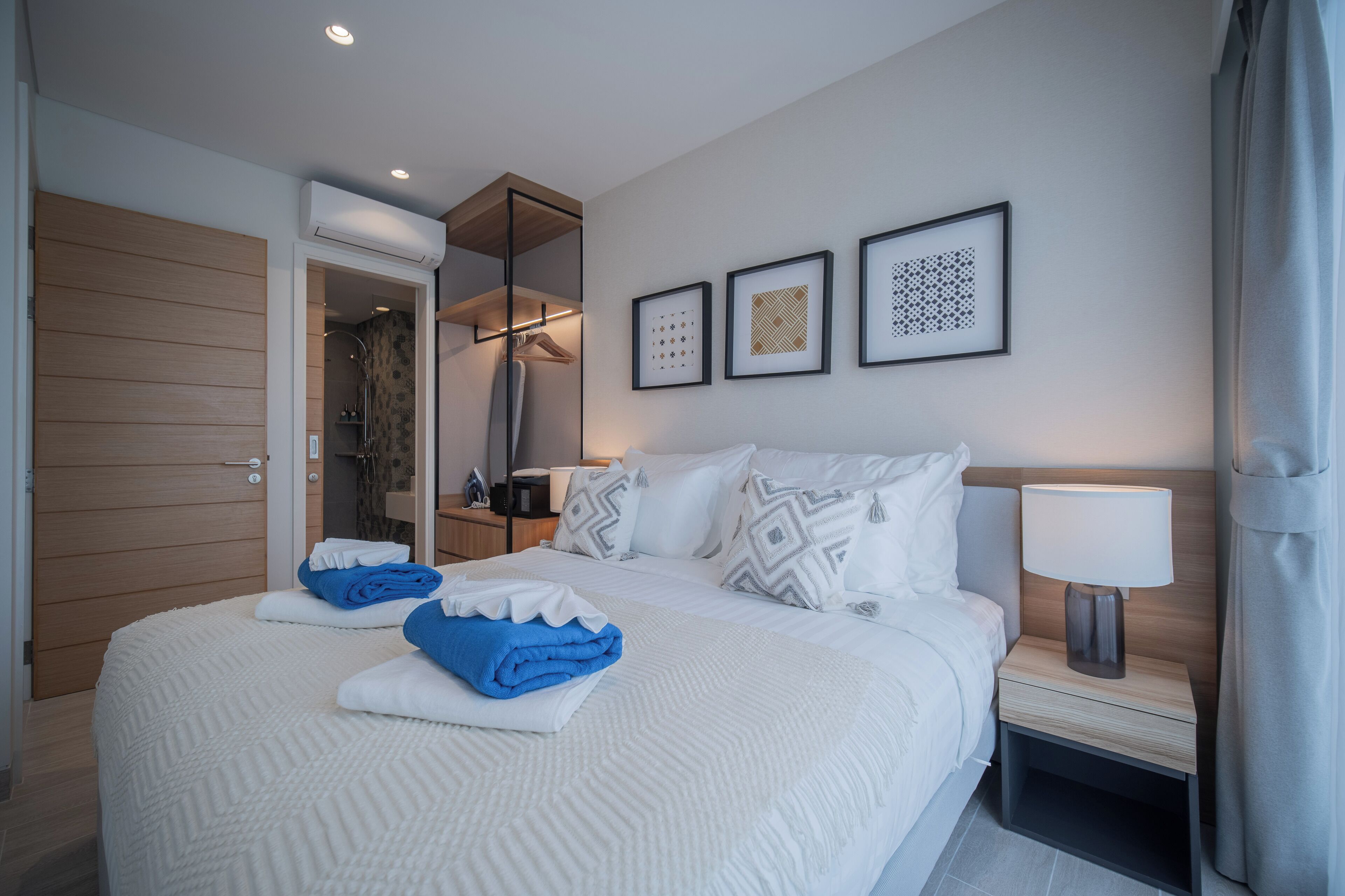 Departamento superior, vista a la alberca | Caja de seguridad en la habitación y decoración personalizada 