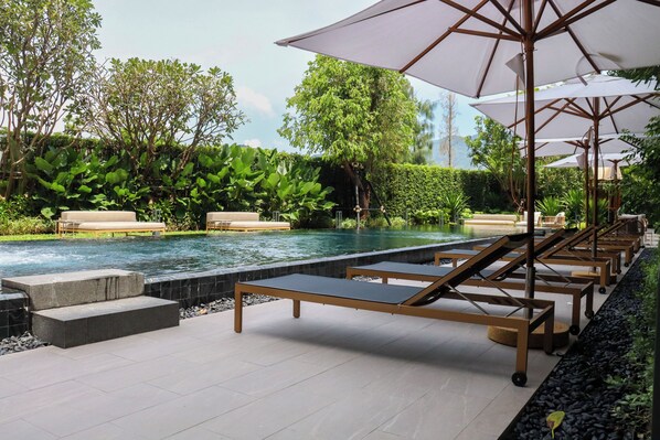 Outdoor pool, pool umbrellas, sun loungers