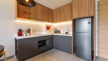 Apartemen Premier, pemandangan danau | Dapur pribadi | Lemari es besar, microwave, kompor, dan mesin espresso