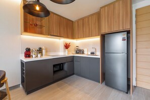 Apartemen Premier, pemandangan danau | Dapur pribadi | Lemari es besar, microwave, kompor, dan mesin espresso
