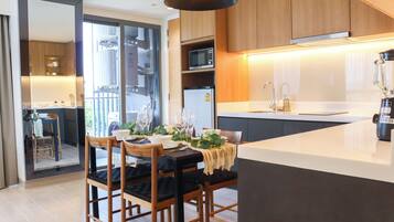 Apartemen Superior, pemandangan kolam renang | Dapur pribadi | Lemari es besar, microwave, kompor, dan mesin espresso